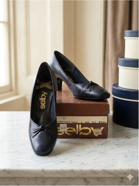 Vintage 80s 90s Selby Crystal Navy Blue Leather Pumps Bow Toe 8.5 AAAA Narrow